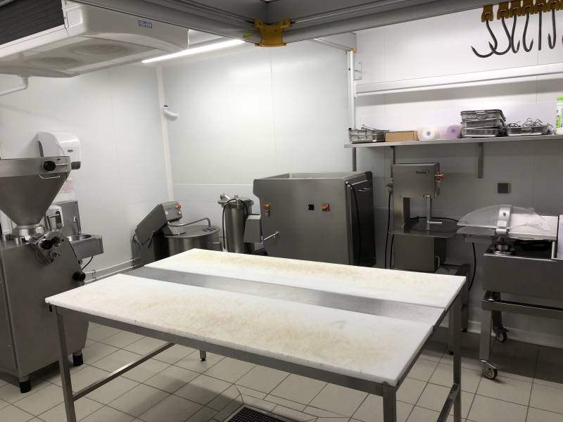 Matériel pour salaisons professionnelles dans les Hautes-Alpes - Atelier préparation boucherie charcuterie salaisons