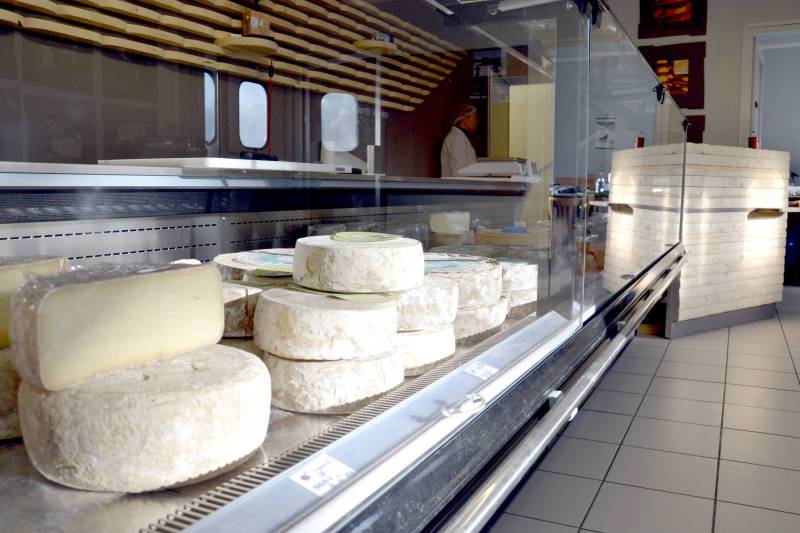 Equipements professionnels pour fromagerie et crèmerie  - vitrine froide Alpes du Sud